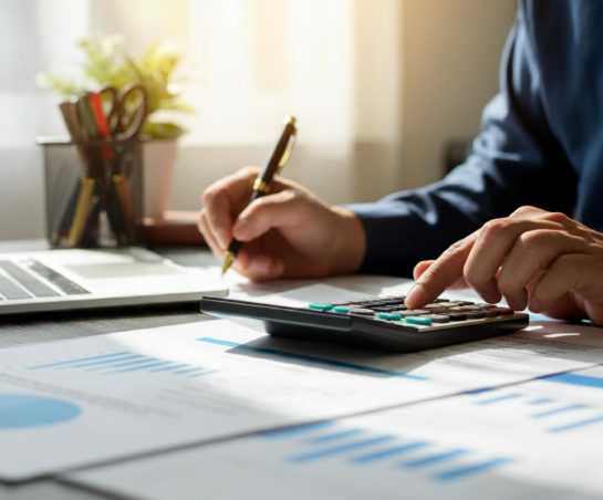 محاسب يقوم بحساب خدمات تأسيس الشركة